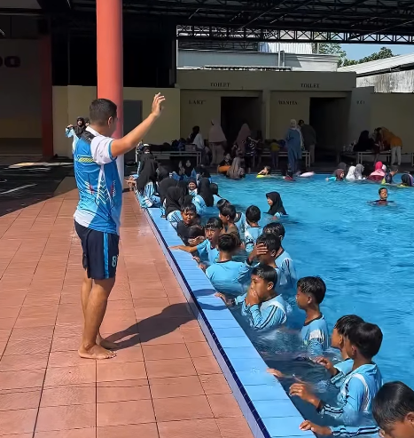 Keseruan Outing Class Siswa Kelas 7 SMP Negeri 2 Sekaran di Kolam Renang Malindo